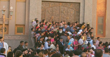 أقباط سوهاج يستقبلون "تواضروس" بهتاف "بالروح بالدم نفديك يا بابا"
