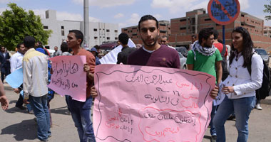 بالصور.. العشرات يتضامنون مع محتجزى "تطهير القضاء" أثناء التحقيق معهم بالتجمع