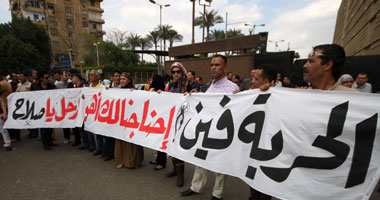 بالصور.. متظاهرو"ماسبيرو" يدعون الشعب بالانضمام إليهم لإقالة وزير الإعلام