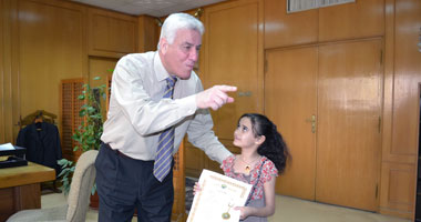 محافظ الإسماعيلية يكرم التلميذة "آية دخيل الله" لتميزها فى أداء الشعر 