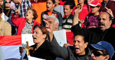 المشاركون فى وقفة "ماسبيرو" بالإسكندرية يرفعون الأكفان البيضاء