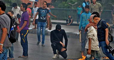 بالصور.."بلاك بلوك" تشعل ميدان التحرير.. خرجت فى مسيرة لميدان طلعت حرب.. وأمطرت الأمن بوابل من زجاجات المولوتوف فى شارع يوسف الجندى.. وعطلت الحركة المرورية أعلى كوبرى أكتوبر.. وطاردت أمن المتحف المصرى