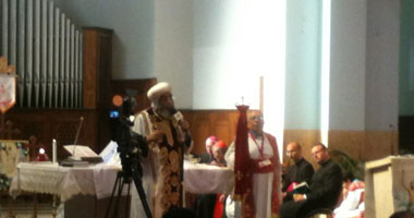 أقباط كفر الشيخ يتوجهون للكنائس لأداء صلوات "الجمعة العظيمة"
