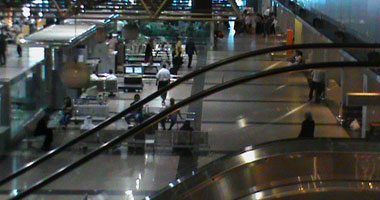 ضبط راكب بمطار القاهرة حاول تهريب 160 هاتفا أثناء قدومه من دبى