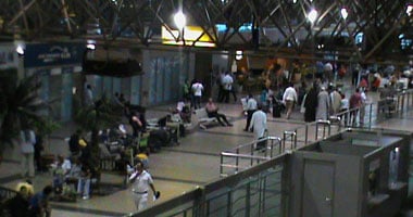 إصابة عدد من الركاب بمهبط مطار القاهرة بعد اصطدام أتوبيس بعمود إنارة