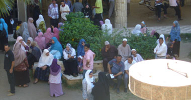  بالصور .. أهالى بكفر الدوار يغلقون مجلس المدينة بالجنازير 