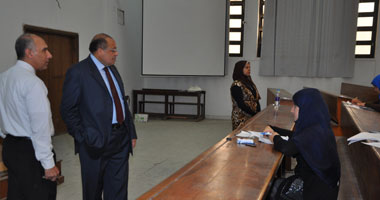 بالصور.. رئيس جامعة قناة السويس يتفقد لجان الامتحانات 