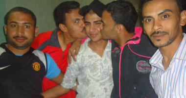 بالصور.. فرحة عارمة بالشرقية بعودة المجندين المختطفين.. والأهالى يحملوهما على الأعناق بالأعلام المصرية .. ووالد أحدهما عاد من السعودية لما شاهد نجله يسلم على الرئيس 