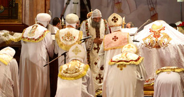 الأنبا سيلوانس يستقبل المهنئين بعيد القيامة بمقر الكاتدرائية بالإسكندرية