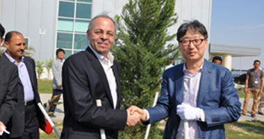 محافظ بنى سويف يزرع شجرة "سامسونج" ويتفقد المصنع بكروم أبو راضى