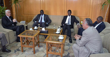 محافظ الإسماعيلية يبحث إقامة مشروعات مشتركة مع سفير أوغندا