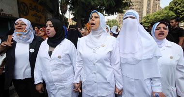وقفة احتجاجية للممرضات بكفر الشيخ لوقف عرض فيلم "الحرامى والعبيط" 