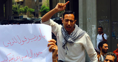 متظاهرو "الجامعات" يحاولون اقتحام بوابة "المالية".. واشتباكات مع الأمن