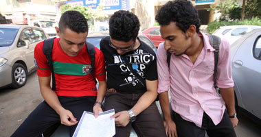 اليوم.. طلاب الثانوية العامة يؤدون امتحانى الميكانيكا والأحياء