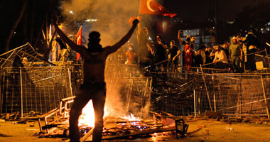 الجدل يتصاعد فى تركيا بعد إعلان أردوغان هدم مركز أتاتورك الثقافى وببناء متحف.. نائب رئيس الوزراء يعتذر عن "العنف المفرط".. والمعارضة تدعو لإسقاط الحكومة.. ونظام الأسد يدعوه للتنحى لعجزه عن الاحتواء