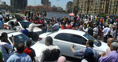 متظاهرو التحرير يرفعون "كروت حمراء" للرئيس مرسى