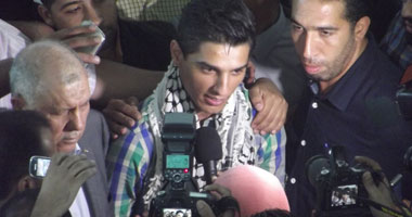 بالفيديو والصور..وصول الفلسطينى عساف نجم "آراب أيدول" للقاهرة فى طريقه إلى غزة