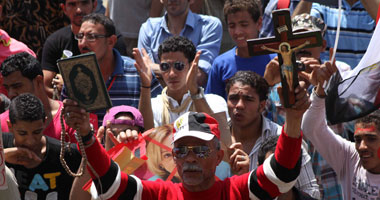 المعارضون فى التحرير يطالبون برحيل النظام.. المتظاهرون يشعلون النار فى صور الرئيس والسفيرة الأمريكية.. ومجهول يطلق النار على الثوار ويصيب متظاهر.. ومسيرة من طلعت حرب لـ"الميدان"