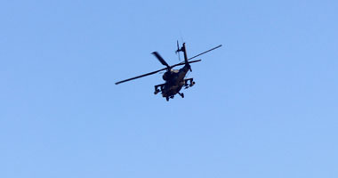 متظاهرو سيدى جابر يهللون لطائرة حربية تحلق فوق الإسكندرية