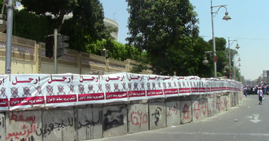 معتصمو "الاتحادية" يلصقون لافتة "ارحل" بعرض سور القصر