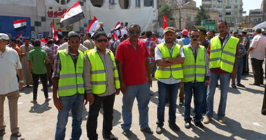  بالصور.. متظاهرو السويس يغلقون ميدان الأربعين 