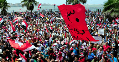 توافد المتظاهرين على سيدى جابر للاحتفال بسقوط "مرسى"