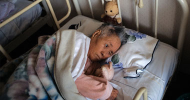 صينية "94 عاما" تعجز عن نطق لغتها وتتحدث الإنجليزية بطلاقة