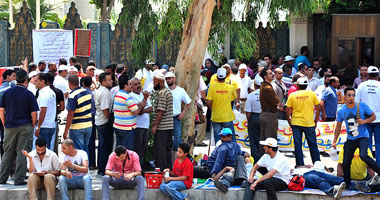 المعتصمون أمام قصر الرئاسة يحررون محضراً ضد الإخوان و6 إبريل