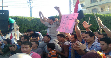 القوى الثورية يحملون عددا من أفراد الشرطة بكفر الشيخ