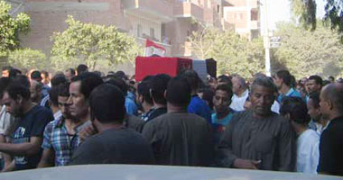 أهالى قرية بالمنيا يستقبلون جثمان أحد شهداء تفجيرات سيناء
