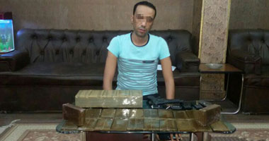 سقوط تاجر مخدرات بحوزته 8 كيلو حشيش وسلاح نارى بالسلام