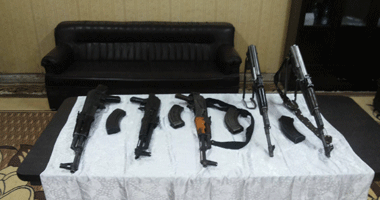 ضبط 8 بنادق آلية وأسلحة متعددة وذخائر ومخدرات بحملة أمنية فى سوهاج