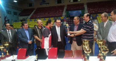 رئيس حزب المؤتمر ومحافظ الشرقية يسلمان الجوائز لأبطال تنس الطاولة