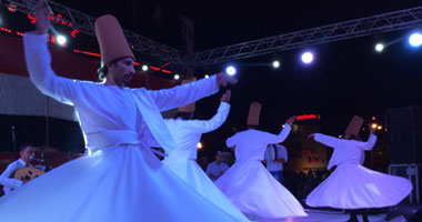بالصور.. عامر التونى يبهر السياح بفرقة المولوية فى حفل ليالى رمضان