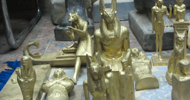 ضبط 4 تماثيل وجعران فرعونى مع عاطل بكمين رأس غارب خلال مروره للقاهرة
