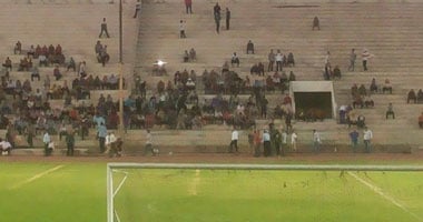 بالصور.. الزمالك يسمح للجماهير بالجلوس فى المدرجات "الآيلة للسقوط"