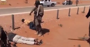 بالفيديو.. تنظيم القاعدة بالعراق يعدم سائقين بعد سؤال عن ركعات الفجر