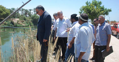 محافظ سوهاج يتفقد ترعة نجع حمادى لحل مشاكل أعمال هيئة مياه الشرب 