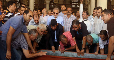 بالصور.. الحزن يخيم على جنازة الفنان خليل مرسى