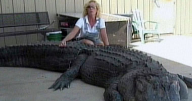بالصور .. سيدة أمريكية تصطاد أضخم تمساح فى العالم
