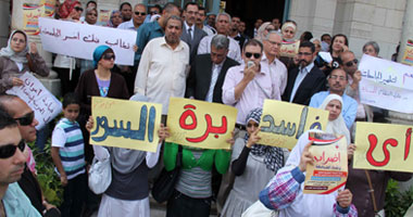 أساتذة وطلاب "عين شمس" يتظاهرون للمطالبة بإقالة رئيس الجامعة