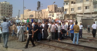 توقف قطارات بحرى وقبلى لاعتصام فنيى الصيانة على القضبان بمحطة مصر