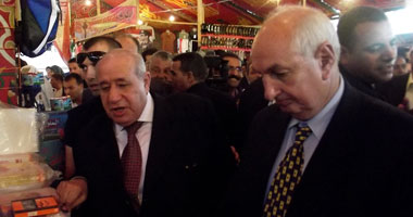 بالصور..وزير التموين: مد معرض أدوات مدرسية بكفر الشيخ لبعد العيد