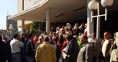 تظاهر عدد من متضررى الـ"30 ألف وظيفة" أمام ديوان وزارة التعليم