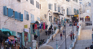 الاحتلال الإسرائيلى يغلق مدخل بيت لحم الجنوبى ويصيب شابا بجروح