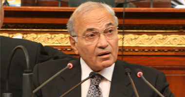 مبارك يسلم "شفيق" خطاب تكليف بتشكيل الحكومة الجديدة