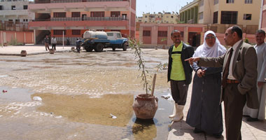 بالفيديو والصور.. مياه الصرف تحيط مدرسة بمنطقة البارودية فى الفيوم