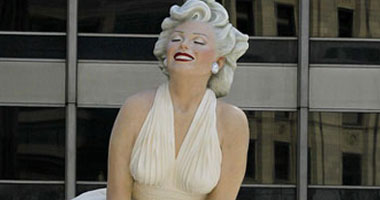 تفكيك تمثال لمارلين مونرو يظهر إطلالتها الشهيرة