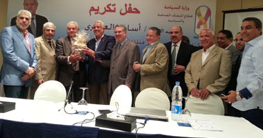 بالصور.. موظفو "المنشآت الفندقية والسياحية" يحتفلون بإنجازات رئيس القطاع بعد بلوغه سن المعاش.. وفيلم تسجيلى ودرع تكريما له.. وأصحاب الفنادق: أسامة العشرى أزال العقبات أمام المستثمرين 