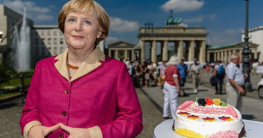 الألمان يحتفلون بعيد ميلاد "ميركل" الـ60 بتورتة وتمثال شمع